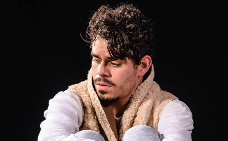 Conversamos com o Kaíco, que viveu Angel em “Rent” sobre “Blackout”, primeiro single do&nbsp;ZENNUS