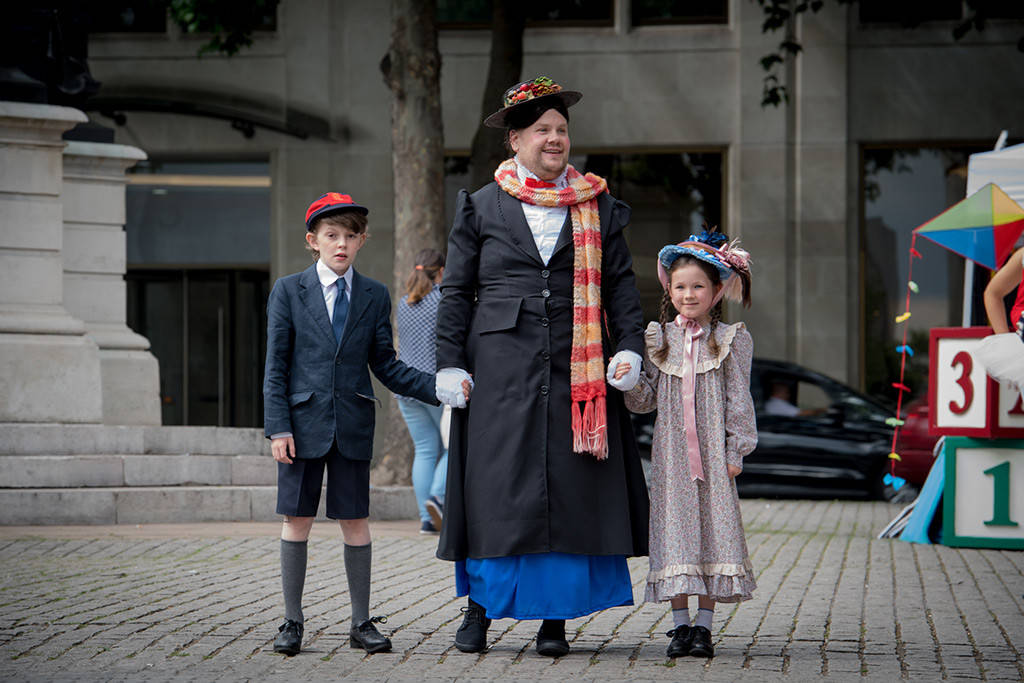 James Corden é Mary Poppins pelas ruas de Londres em mais uma edição do “Crosswalk – The&nbsp;Musical”