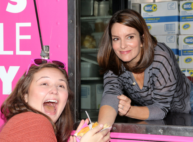 Tina Fey distribui batatas com queijo na porta do teatro de “Meninas Malvadas” na&nbsp;Broadway