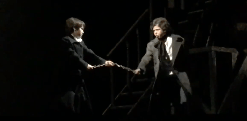 Nicolas Cruz e Matheus Leandro apresentam “Confronto” no palco do “Les Misérables”