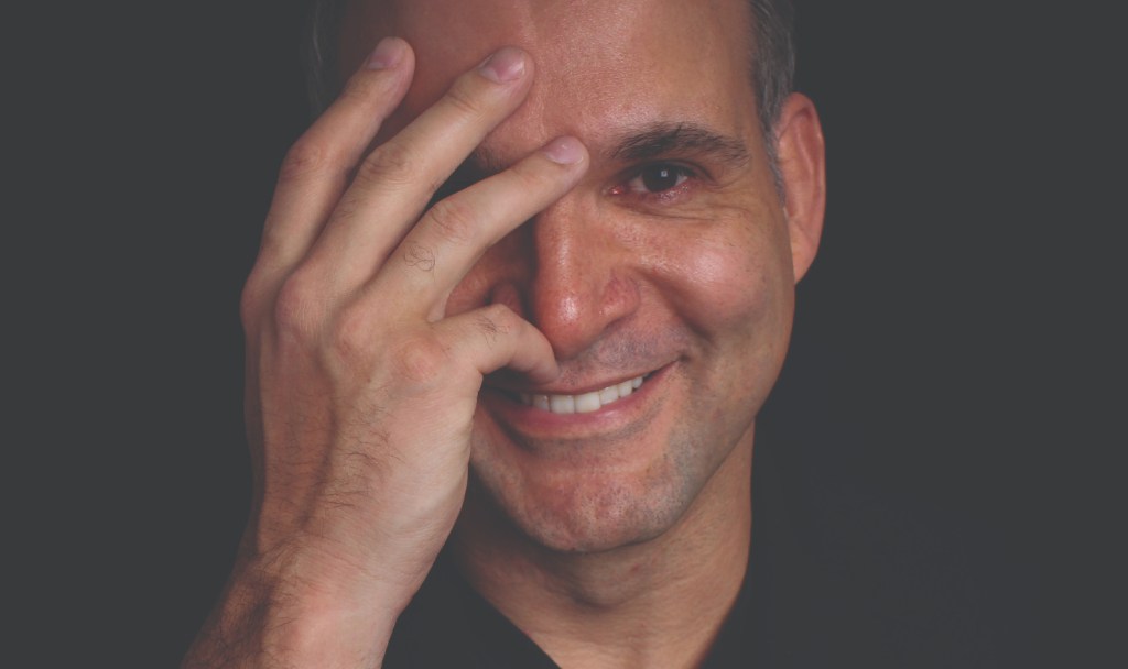 Saulo Vasconcelos lança biografia “Por Trás das&nbsp;Máscaras”